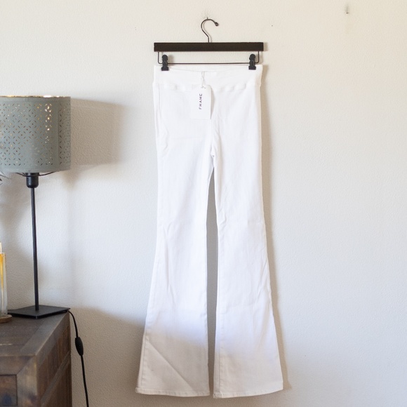 FRAME The Jet Set Flare High Rise Pull on Pant in White 1 (25-29) - Picture 2 of 6
